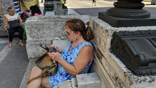 Lori relaxing on the seawall along the Malecon