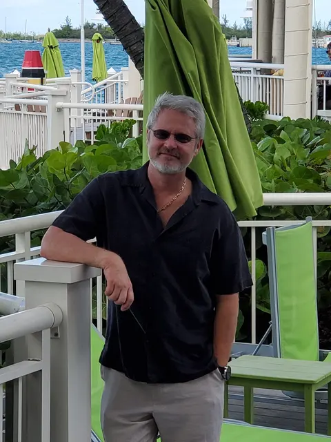 One last relaxed moment by the marina before heading home.