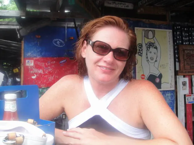 woman with sunglasses at outdoor bar